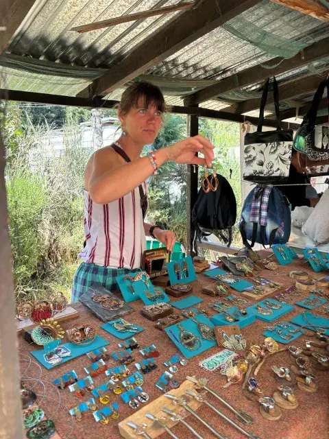 Lucila elige una forma nómade de vivir: ofrece así sus joyas en ferias y es feliz. Lucila elige una forma nómade de vivir: ofrece así sus joyas en ferias y es feliz.