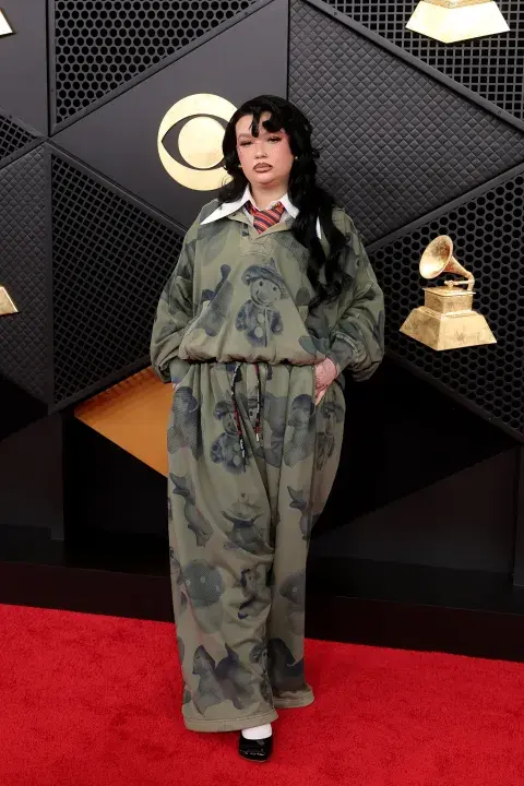Lola Young en la alfombra roja de los Grammy 2026.