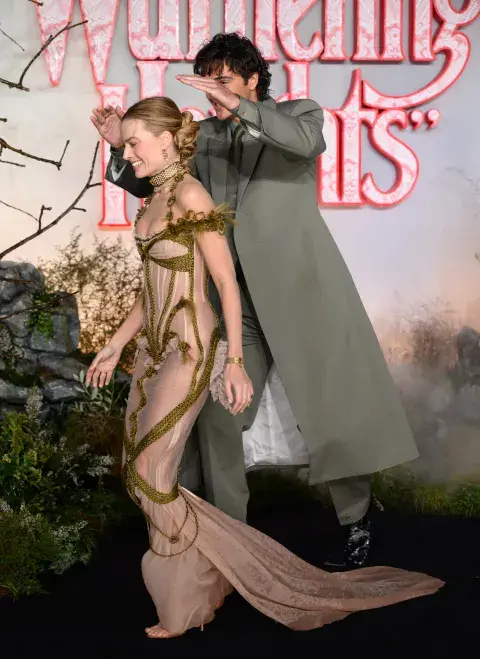 Margot Robbie y Jacob Elordi todo sobre el shippeo del momento en la premiere de Cumbres Borrascosas.