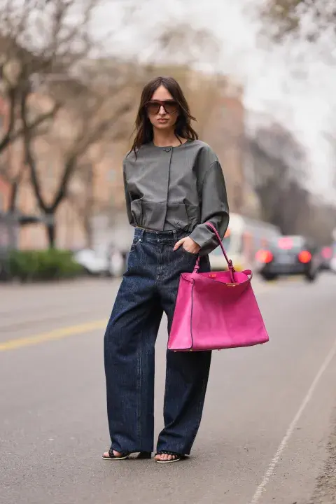 Los bolsos XL son tendencia y se vieron en las calles de las principales capitales de la moda. Los bolsos XL son tendencia y se vieron en las calles de las principales capitales de la moda.