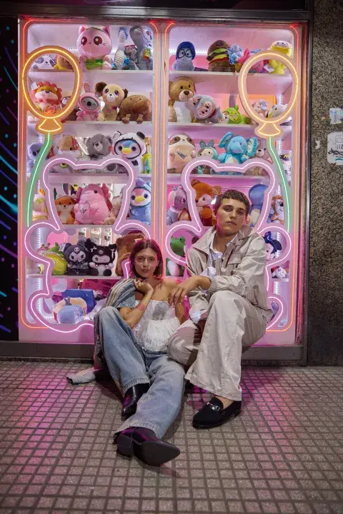 VALENTINA: CAMPERA Y JEAN (ADIDAS, $239.999 Y $209.999), CORSET (NURIA BUENO), BOTAS (PRÜNE, $159.000). TOMÁS: CHAQUETA, PANTALÓN Y CAMISA (MUSEII, $150.000, $126.000 Y $78.400), MOCASINES (GUIDO, $256.000) VALENTINA: CAMPERA Y JEAN (ADIDAS, $239.999 Y $209.999), CORSET (NURIA BUENO), BOTAS (PRÜNE, $159.000). TOMÁS: CHAQUETA, PANTALÓN Y CAMISA (MUSEII, $150.000, $126.000 Y $78.400), MOCASINES (GUIDO, $256.000)