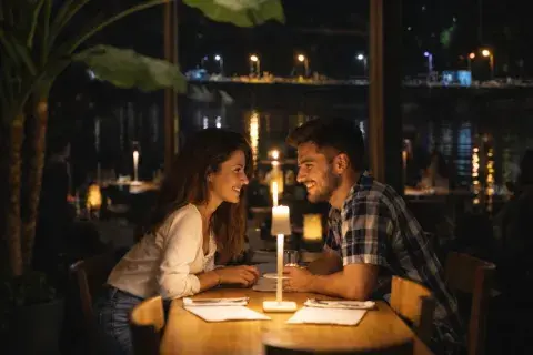 pareja comiendo a la luz de las velas pareja comiendo a la luz de las velas