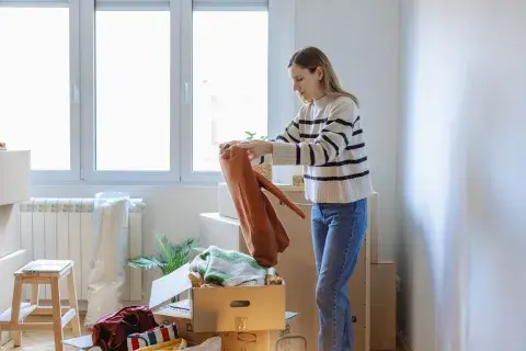 Cómo organizar un placard chico: el sistema de 3 pilas que funciona