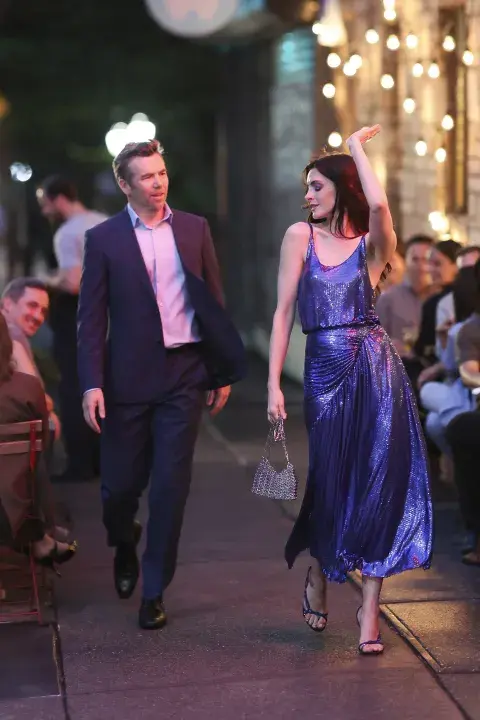 Patrick Brammall y Anne Hathaway en el rodaje de El diablo viste a la moda 2. Patrick Brammall y Anne Hathaway en el rodaje de El diablo viste a la moda 2.