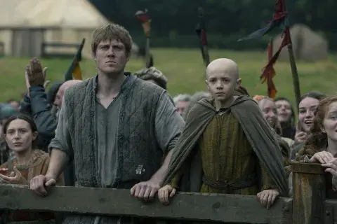 Peter Claffey como Ser Duncan the Tall y Dexter Sol Ansell como Aegon Targaryen Peter Claffey como Ser Duncan the Tall y Dexter Sol Ansell como Aegon Targaryen