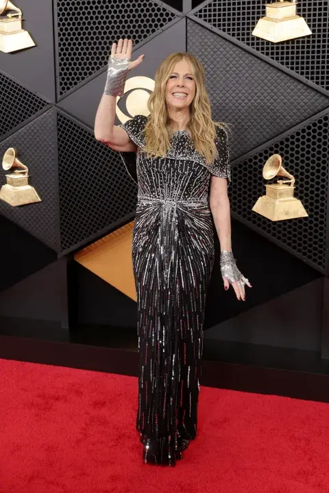 Rita Wilson en la alfombra roja de los Grammy 2026.