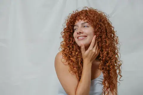 Una limpieza agresiva puede dejar el rulo opaco, sin forma y con más frizz Una limpieza agresiva puede dejar el rulo opaco, sin forma y con más frizz