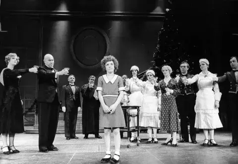 Escena del musical Annie de 1977 Escena del musical Annie de 1977