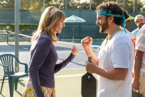 Jake Johnson y Mary Steenburgen protagonizan The Dink. Jake Johnson y Mary Steenburgen protagonizan The Dink.