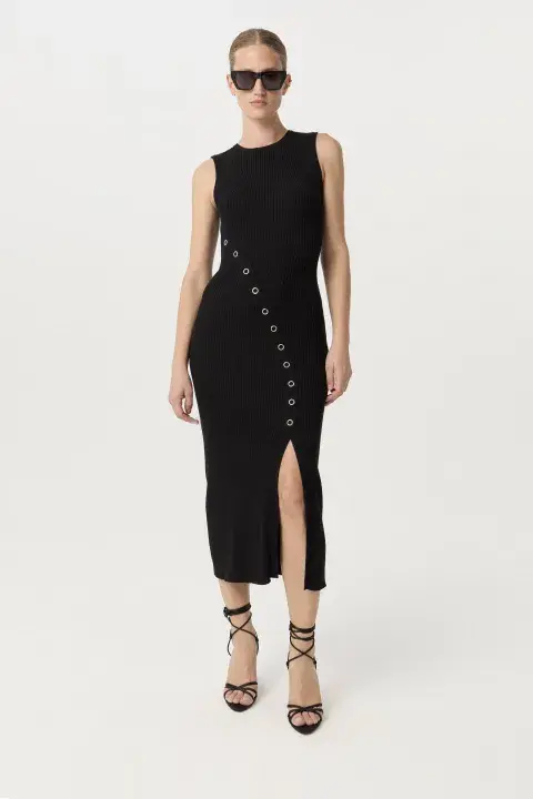 Vestido tejido en punto acanalado de Markova, en oferta de fin de temporada a $66.000. Vestido tejido en punto acanalado de Markova, en oferta de fin de temporada a $66.000.