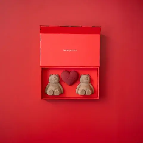 Corazón de chocolate con leche, relleno de pasta de pistachos y praliné de pistachos. (BETULAR $58.000)