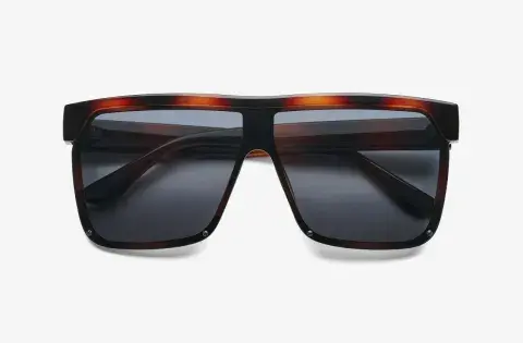 Anteojos de sol con silueta ultramoderna en formato de máscara, livianos para usar durante todo el día. Poseen lentes con protección UV 400.  (B+D)
