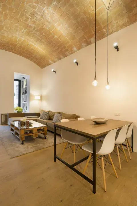 Un techo abovedado con años de historia puede aportar una sensación de grandeza y elegancia atemporal a habitaciones modernas Un techo abovedado con años de historia puede aportar una sensación de grandeza y elegancia atemporal a habitaciones modernas