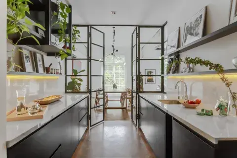 Unificar ambientes e integrar circulaciones priorizando la vista al verde fue la consigna del arquitecto Lucas Terra Brandes quien junto a  Agustina Scaglia reformuló su departamento con vista a Plaza San Martín. 
