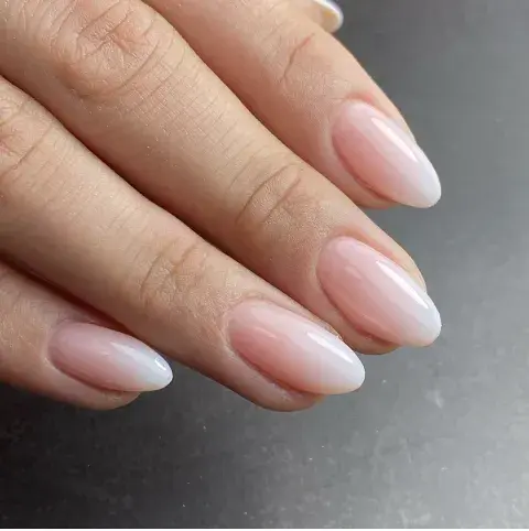 La manicura americana parte de la misma lógica que la francesa, pero con una diferencia clave: el contraste es mucho más sutil. La manicura americana parte de la misma lógica que la francesa, pero con una diferencia clave: el contraste es mucho más sutil.