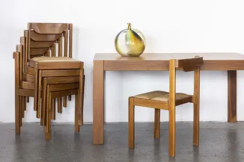 Mesa y sillas apilables de Ricardo Blanco para la firma Stilka de Ceilina Castro, vidrio de Estudio CH. Mesa y sillas apilables de Ricardo Blanco para la firma Stilka de Ceilina Castro, vidrio de Estudio CH.