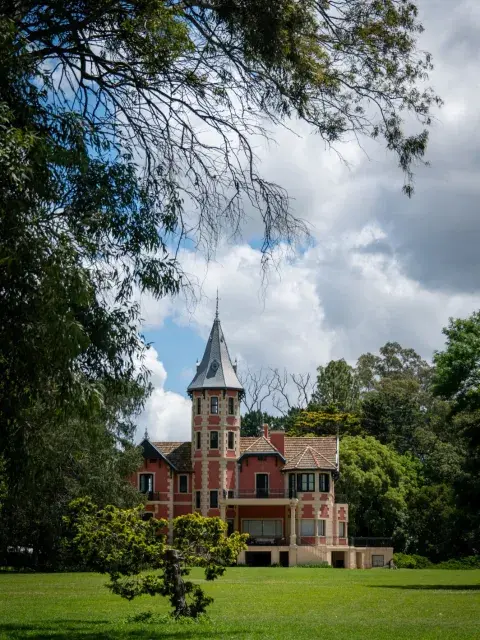 Se trata de Estancia La Raquel, un predio histórico que combina arquitectura de inspiración europea, paisajismo y propuestas recreativas para pasar el día al aire libre.