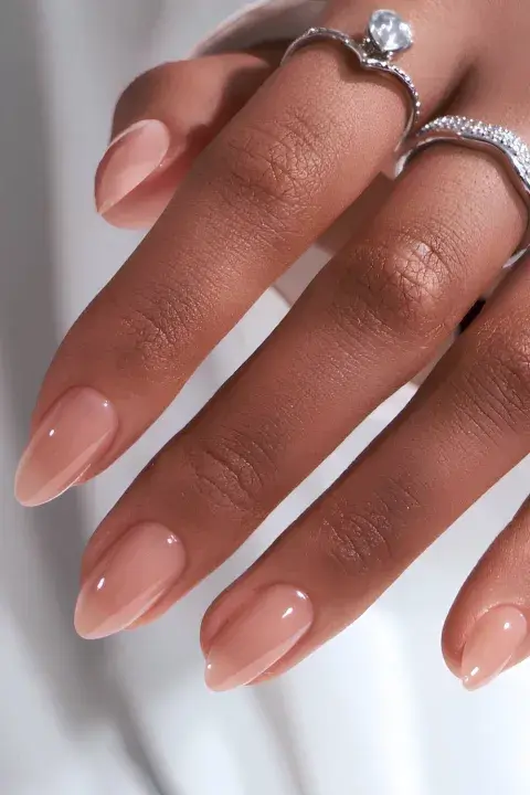 Para mantener esa forma almendrada perfecta en uñas cortas, lima suavemente los lados hasta conseguir una curva que se estreche hacia la punta