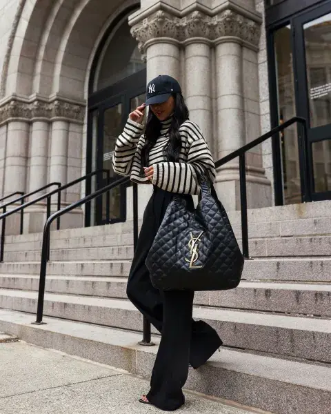 Los bolsos XS —más decorativos que funcionales— ceden terreno frente a modelos de mayor tamaño, pensados para la vida cotidiana.