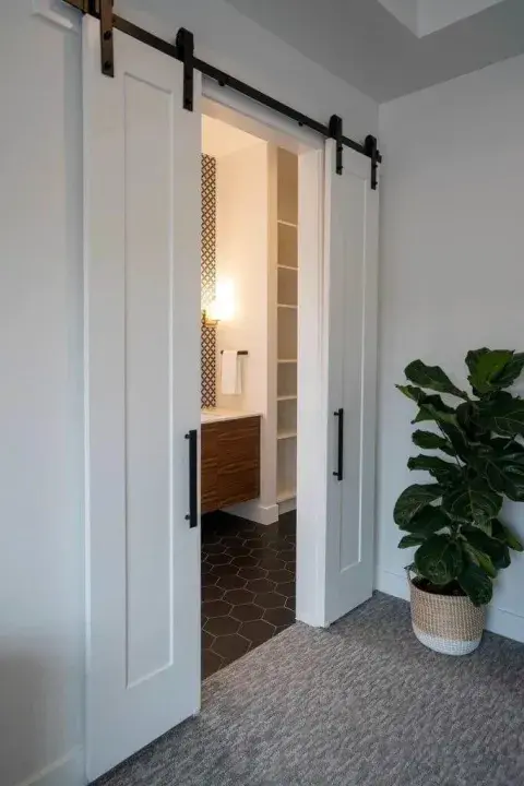 A diferencia de las puertas tradicionales, que requieren espacio para abrirse, las corredizas se deslizan sobre rieles o se ocultan dentro de los muros, liberando área y facilitando una distribución más flexible. A diferencia de las puertas tradicionales, que requieren espacio para abrirse, las corredizas se deslizan sobre rieles o se ocultan dentro de los muros, liberando área y facilitando una distribución más flexible.