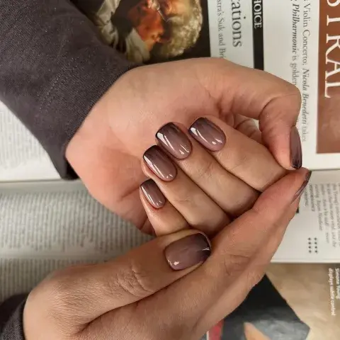 Coffin bronzed nails: así es la manicura minimalista que eleva el nude clásico y conquista el otoño 2026