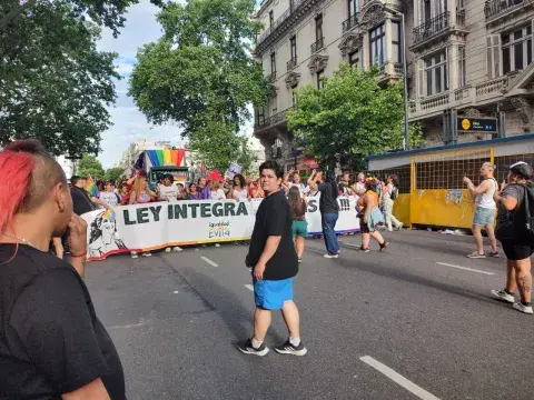 Alkan en una marcha reclamando por una ley integral de salud trans.