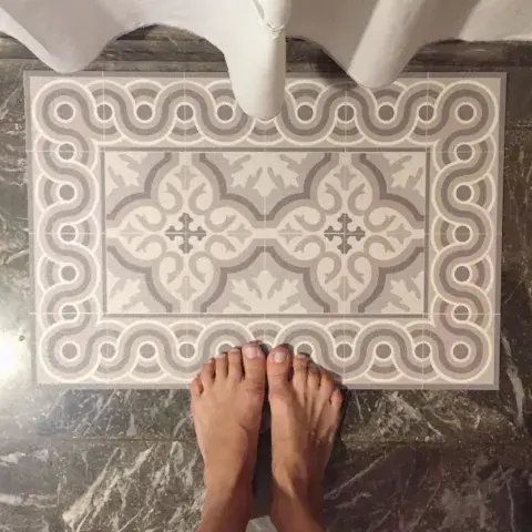 Adiós a la alfombra de baño tradicional: la tendencia superadora de 2026