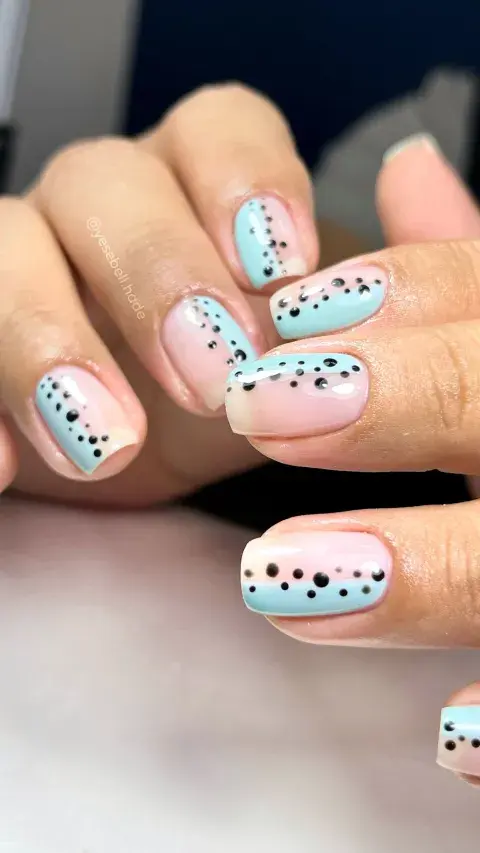 Para quienes prefieren un estilo más creativo, existe una versión del clásico polka dot que simula pequeñas salpicaduras de pintura.
