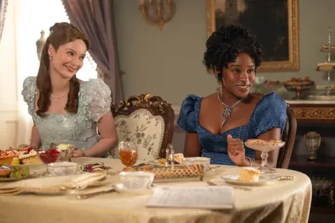 Foto de Francesca y Michaela en la temporada 4 de Bridgerton.