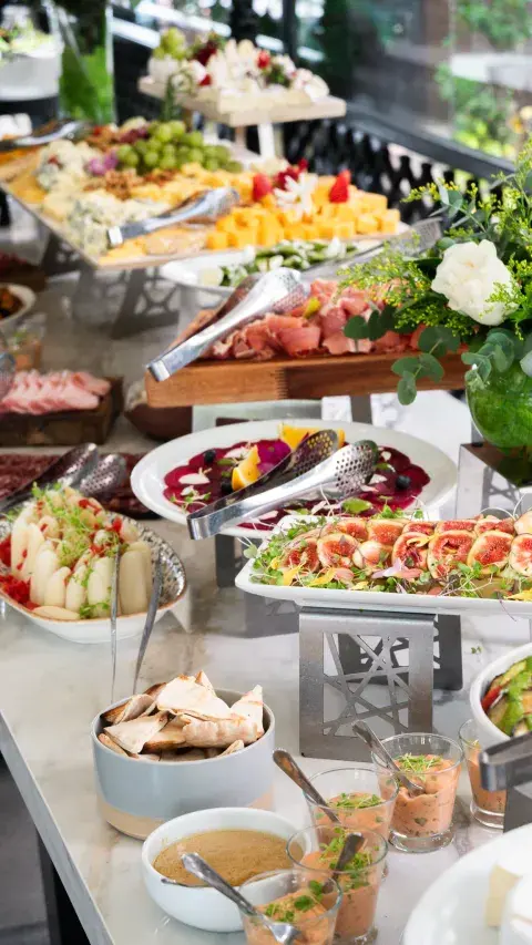 mesa con un brunch mesa con un brunch