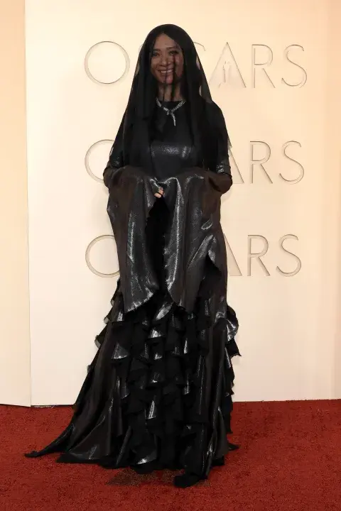 Chloe Zhao en la alfombra roja de los Premios Oscar 2026.