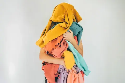 Foto de mujer ordenando su ropa. Foto de mujer ordenando su ropa.