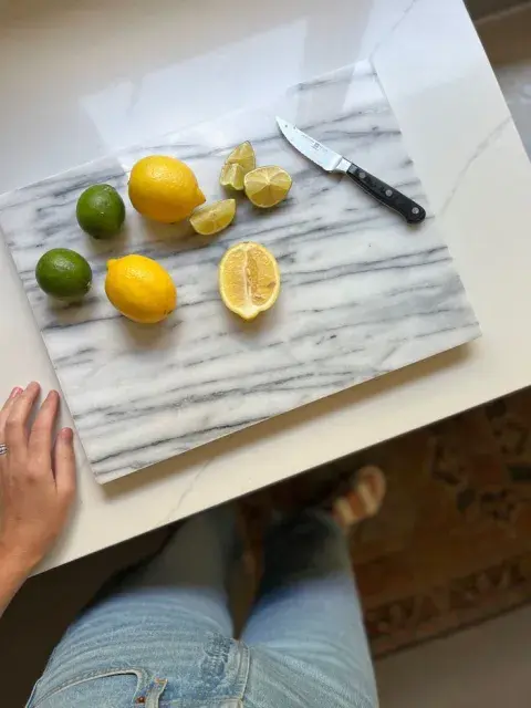 Tabla de mármol, una opción que reemplaza la de madera. Tabla de mármol, una opción que reemplaza la de madera.