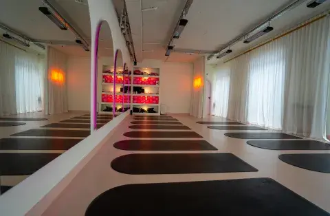 En sintonía con las nuevas búsquedas dentro del mundo fitness, el Hot Pilates no se limita al rendimiento físico. En sintonía con las nuevas búsquedas dentro del mundo fitness, el Hot Pilates no se limita al rendimiento físico.
