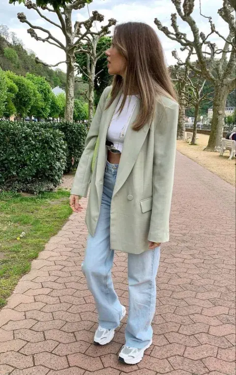 Lejos de ser todos iguales, los jeans ofrecen múltiples posibilidades según su tonalidad. Más que sumar prendas, la clave está en aprender a combinarlas mejor. Lejos de ser todos iguales, los jeans ofrecen múltiples posibilidades según su tonalidad. Más que sumar prendas, la clave está en aprender a combinarlas mejor.