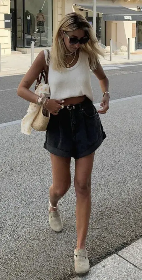 Los zuecos quedan perfecto con shorts y looks de verano Los zuecos quedan perfecto con shorts y looks de verano