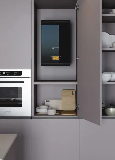 Ocultar la cocina tras paneles continuos —en madera, melamina o lacas— permite que, al cerrarse, el ambiente se lea como un solo espacio