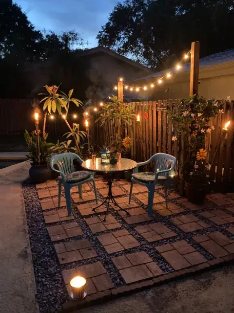 Las guirnaldas de luces, las lámparas solares o los faroles apoyados en el piso crean un clima acogedor sin necesidad de una instalación compleja. Las guirnaldas de luces, las lámparas solares o los faroles apoyados en el piso crean un clima acogedor sin necesidad de una instalación compleja.