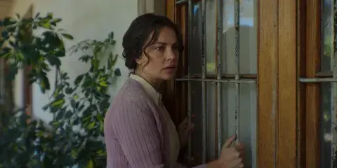 Foto de Dolores Fonzi como la versión adulta de Clara en La casa de los espíritus, la serie.