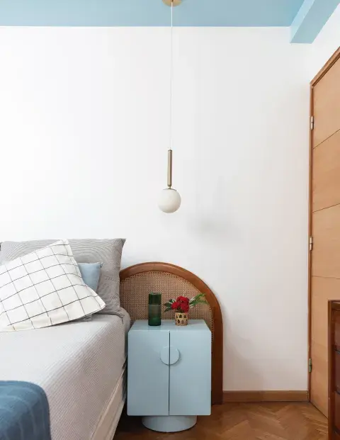 Ropa de cama en neutros y celestes (@philomenahome) y el toque del almohadón cuadrillé (@gmdecointegral). Ropa de cama en neutros y celestes (@philomenahome) y el toque del almohadón cuadrillé (@gmdecointegral).