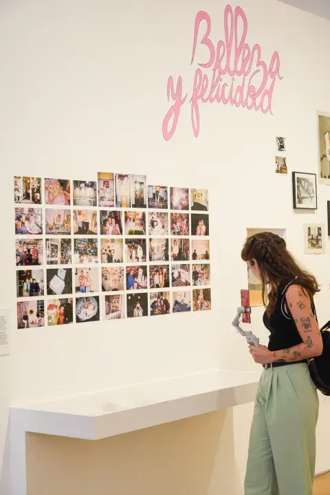 Además de las obras y los libros, la sala dedicada a los orígenes de Belleza y Felicidad contiene gran cantidad de material de archivo que permite reconstruir la historia y su contexto.