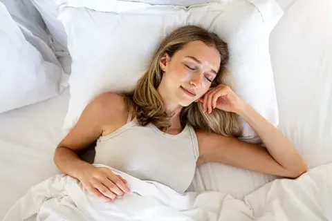 La noche, según esta filosofía, es un período de renovación energética. Es el instante en que el cuerpo y la mente se desprenden de lo vivido para recuperar fuerzas. 