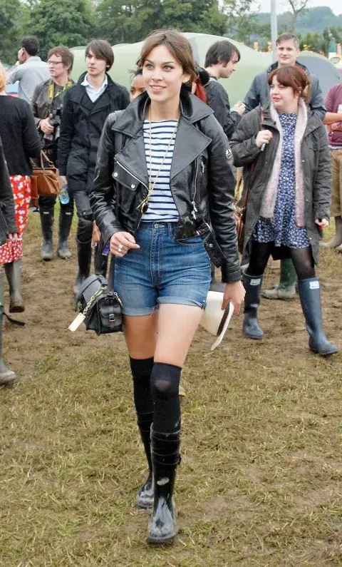 Foto de mujer con estilo indie sleaze. Foto de mujer con estilo indie sleaze.