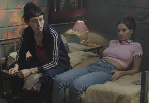 Camila Peralta y Eugenia "la China" Suárez en una escena de En el barro 2.