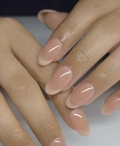 La manicura americana parte de la misma lógica que la francesa, pero con una diferencia clave: el contraste es mucho más sutil. La manicura americana parte de la misma lógica que la francesa, pero con una diferencia clave: el contraste es mucho más sutil.