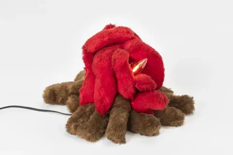 Un fueguito de peluche sintetiza el espíritu de las producciones de los años 90.