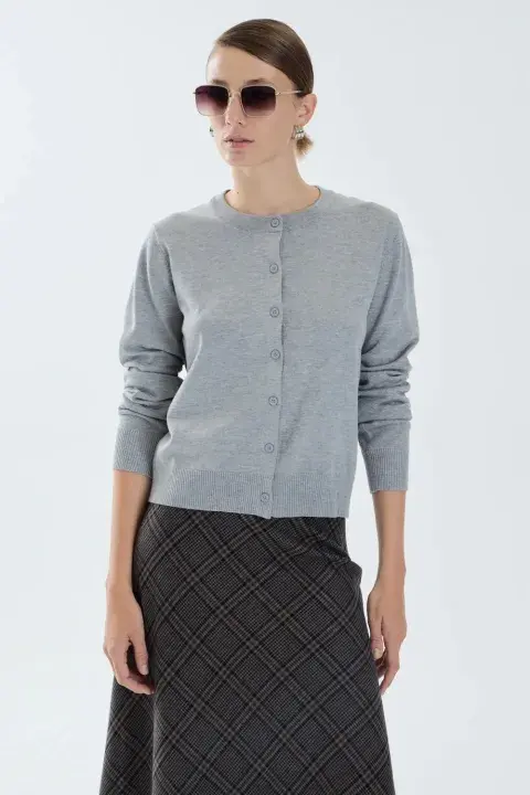 Un cárdigan clásico para sumar a cualquier look (PORTSAID $98.000) Un cárdigan clásico para sumar a cualquier look (PORTSAID $98.000)