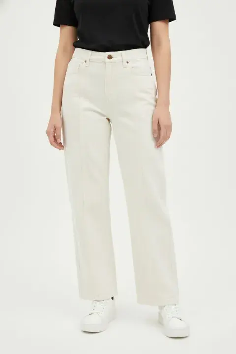 Un jean con un corte súper clásico ideal para cualquier estación (INDIAN $ 55.900,00) Un jean con un corte súper clásico ideal para cualquier estación (INDIAN $ 55.900,00)