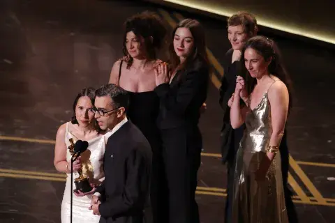 Foto de La argentina Violeta Kreimer en el escenario de los Oscar 2026, junto al equipo del corto Deux personnes échangeant de la salive.