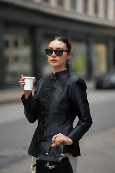 Cuello mao: el detalle minimalista que transforma el blazer en la prenda más elegante del otoño 2026 Cuello mao: el detalle minimalista que transforma el blazer en la prenda más elegante del otoño 2026